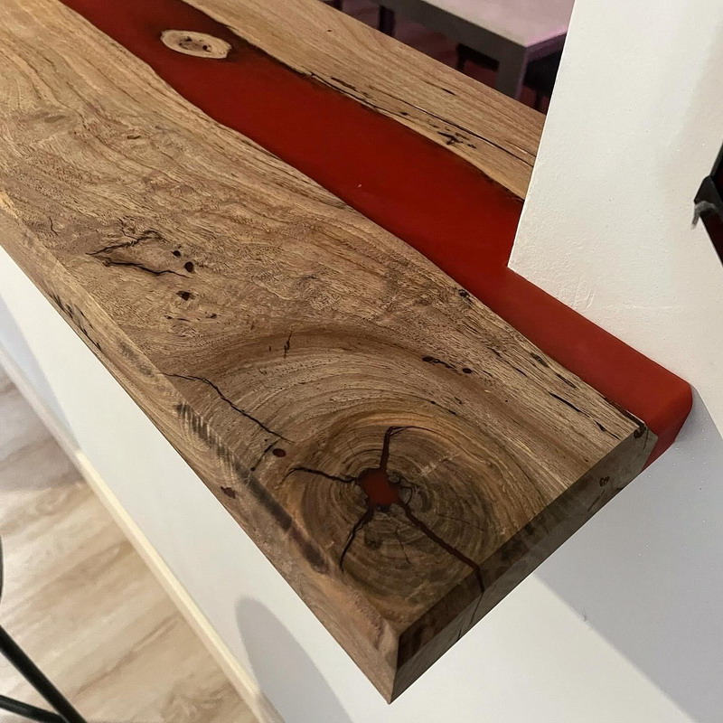 Lavorazione artigianale del legno per la creazione di un a mensola su misura
