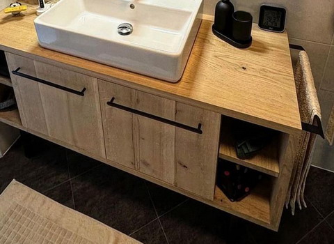 Lavorazione artigianale del legno per la creazione di un mobile da bagno su misura
