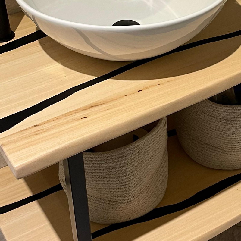 Lavorazione artigianale del legno per la creazione di un mobile da bagno su misura