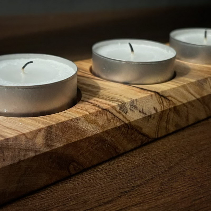 Lavorazione artigianale del legno per la creazione di un porta candele su misura.