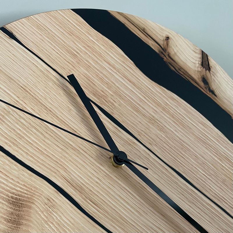 Lavorazione artigianale del legno per la creazione di un orologio su misura.