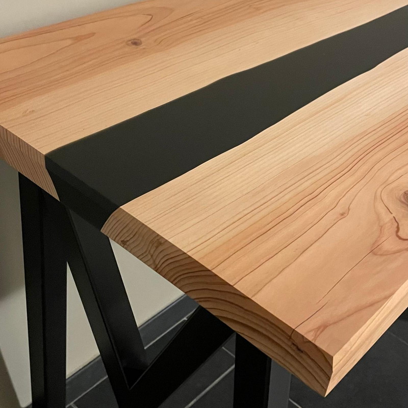 Lavorazione artigianale del legno per la creazione di un tavolo su misura.