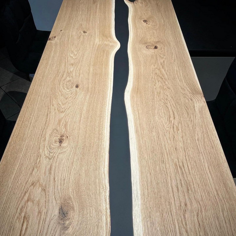 Lavorazione artigianale del legno per la creazione di un tavolo su misura.