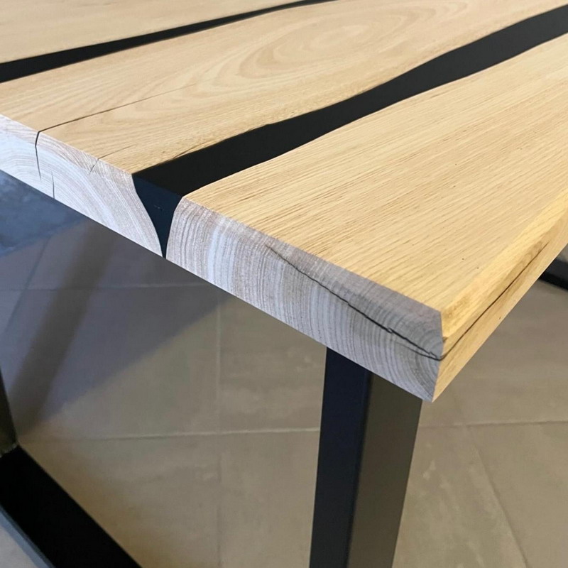 Lavorazione artigianale del legno per la creazione di un tavolo su misura.