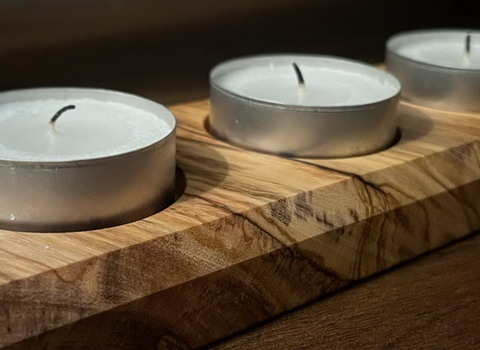Lavorazione artigianale del legno per la creazione di un porta candele su misura.